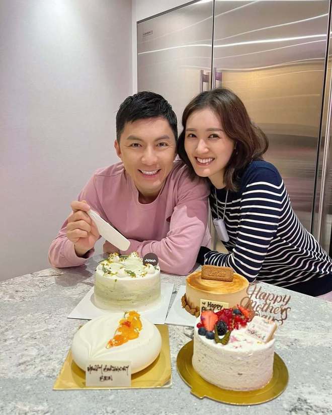 一天 三代同堂一起庆祝而儿子忙着献花J9国际网站袁伟豪生日与母亲节是同(图1)