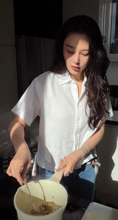 洗菜丈夫偷拍背影网友却说这才是真婚姻j9九游会真人游戏第一张馨予系围裙(图2)